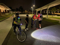 屏東縣民公園人氣旺 警察騎自行車夜巡深入角落