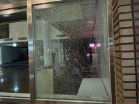 花蓮縣議會正門玻璃遭人砸裂 警方鎖定犯嫌