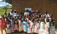 高雄林園區樂齡中心傳愛非洲 5年贈3千件小洋裝
