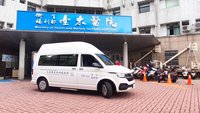 年終驚喜 神秘善心家族贈部東醫院復康車輛