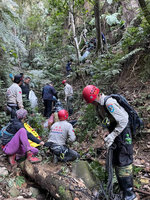 埔里臥龍洞3人上吊案 跑山獸、神鷹搜救隊助運出遺體