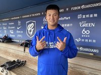 高國輝加入球隊訓練 看年輕球員很有活力