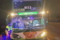 男子徒步走上國道  遭客運巴士撞擊身亡