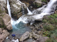 南庄神仙谷拍片傳意外  2男性工作人員溺水命危