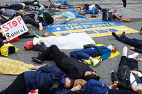 百名民眾躺自由廣場假死抗議 控俄殘殺烏克蘭平民