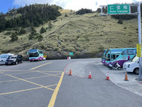 合歡山賞花人車多  籲不違停破壞交通安全設施