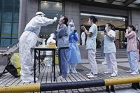 上海單日新增1.5萬例與52死 官方推動常態化篩檢