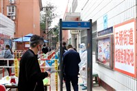 中國斥巨資清零疫情仍反覆  新增病例又破2千