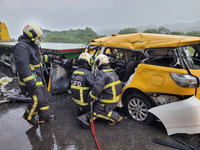 台中市計程車與拖板車碰撞  司機受困救出已身亡