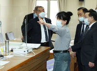 質詢國軍支援防疫起爭執  李貴敏邱國正拍桌互嗆