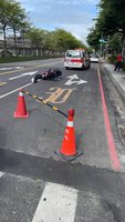 輕軌施工拖板車勾斷號誌電線 女騎士絆倒摔傷