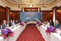 吳釗燮宴請達克沃斯 分享國民兵與後備制度經驗