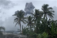 菲律賓呂宋島火山噴發 當局疏散附近居民