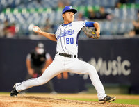 游霆崴臨危受命扛先發 笑說全身痠痛像被車撞到