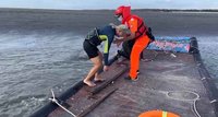 2人海上衝浪受困沙洲  雲林岸巡及時救援