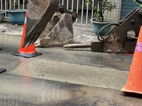 自來水管破裂致路面塌陷 高雄鳳山區下午920戶停水