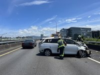 國道一號車禍 駕駛從高架橋墜平面道路傷重不治