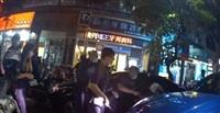 蘆洲街頭鬥毆 警方快打部隊對空鳴5槍制止[影]