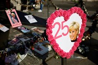 黛妃逝世25週年 悼念者聚集巴黎當年車禍地點致敬