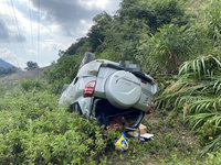 藤枝林道線車跌落15公尺深山谷 警消急救援5人