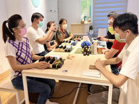 弘光科大妝品系教師設計課程 助培訓視障調香師