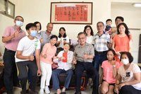 澎湖發放重陽敬老金  賴峰偉探視人瑞獻祝福