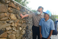 賴峰偉訪砌石牆老師傅許陸選  承諾傳承傳統技藝