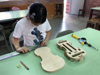 屏科大「學院琴」 職人手工製琴導入國小課程
