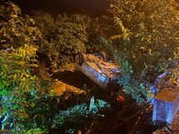 闖紅燈拒檢還衝撞警車 警開12槍駕駛翻車仍逃逸