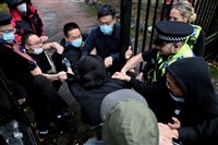 中國駐英外交官向港人施暴後返中避調查 英議員批政府放水 