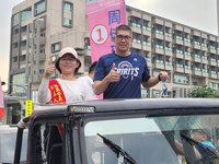 屏東市長藍綠激戰  連勝文、許淑華輔選掃街