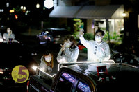 陳其邁陪車隊掃街 讚沈慧虹有經驗會做事