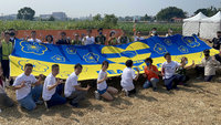 雲林巾彩藝術節聲援烏克蘭 毛巾壁畫「愛與和平」