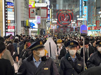 歡度萬聖節 東京澀谷湧入人潮警察忙維安