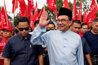 馬來西亞國會大選月中登場 安華再起盼圓首相夢