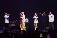 炎亞綸生日開唱趣喊要參選  好友鬼鬼大方獻吻