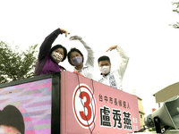 九合一選舉倒數 盧秀燕風雨中車隊掃街催票 ：拚到最後迎向光榮