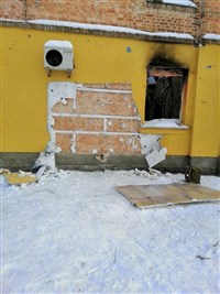 班克西烏克蘭廢墟作品 遭人硬生生從牆上切下