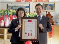 獲頒當選證書 陳福海赴台爭取小三通春節復航