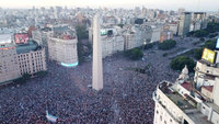 阿根廷3奪世足金盃舉國歡騰 民眾還願跪爬方尖碑