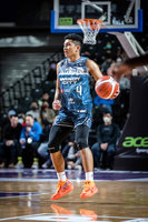 PLG攻城獅終止4連敗 鋼鐵人張伯維對觀眾比中指遭禁賽