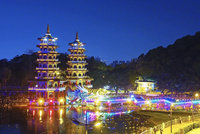 環湖廟宇結合兔年元素 高雄燈會首度移師蓮池潭