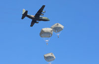 加強國防元年 日防相視察自衛隊空降團演訓
