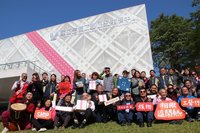 工藝中心繫洋紅緞帶化身大禮物 迎遊客走春「開箱」