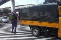 男通緝犯躲貨車帆布棚  遭警逮捕歸案