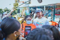 NBA球星柯瑞推彩繪巴士 助孩童讀書學新知