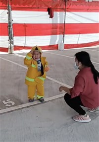 體驗闖關穿消防衣就不肯脫 4歲童超萌適任代言人