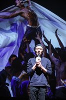 鄭宗龍最新舞作「波」 身體與AI運算大冒險