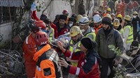 土耳其強震228小時過後  一家3口幸運獲救[影]