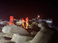 遊艇失去動力漂流擱淺 海巡成功救援3人